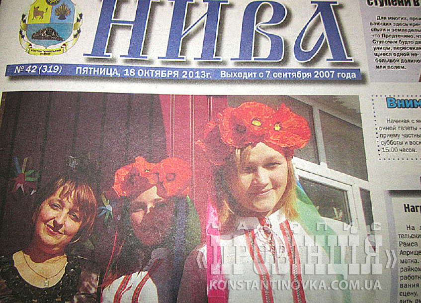 Украинские девушки в селах поют о том, как им хорошо живется
