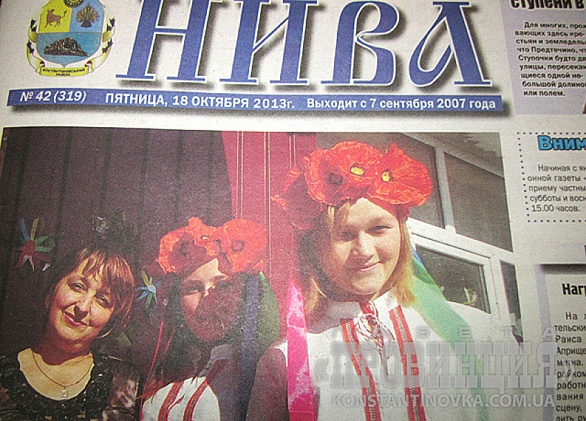 Украинские девушки в селах поют о том, как им хорошо живется