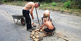 Народ не выдержал и сам заделывает ямы на дорогах