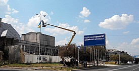 В городе действительно мало украинской символики...